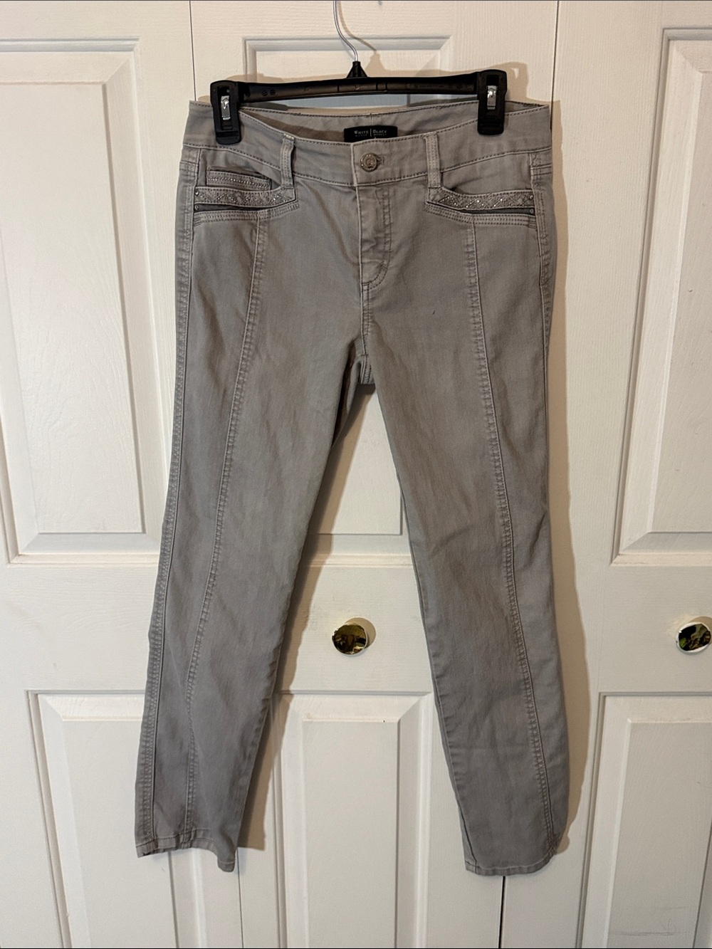 White House Black Market Sz 4 Lt Gray Skinny Jeans BL5